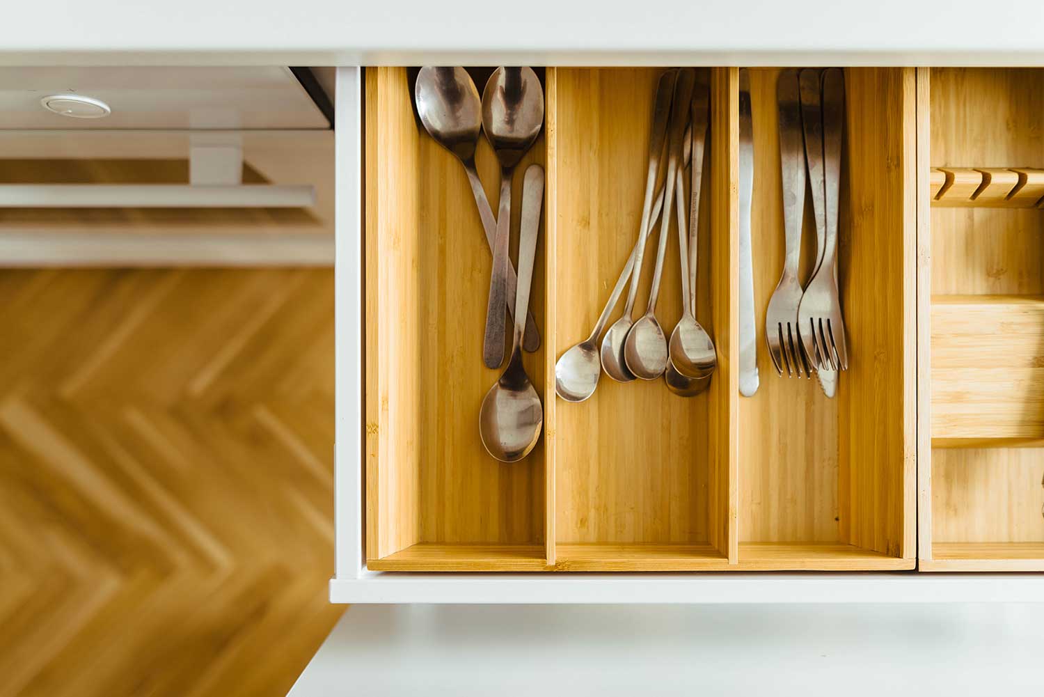 Funkcjonalna kuchnia. Jak dobrze zorganizować szuflady kuchenne?